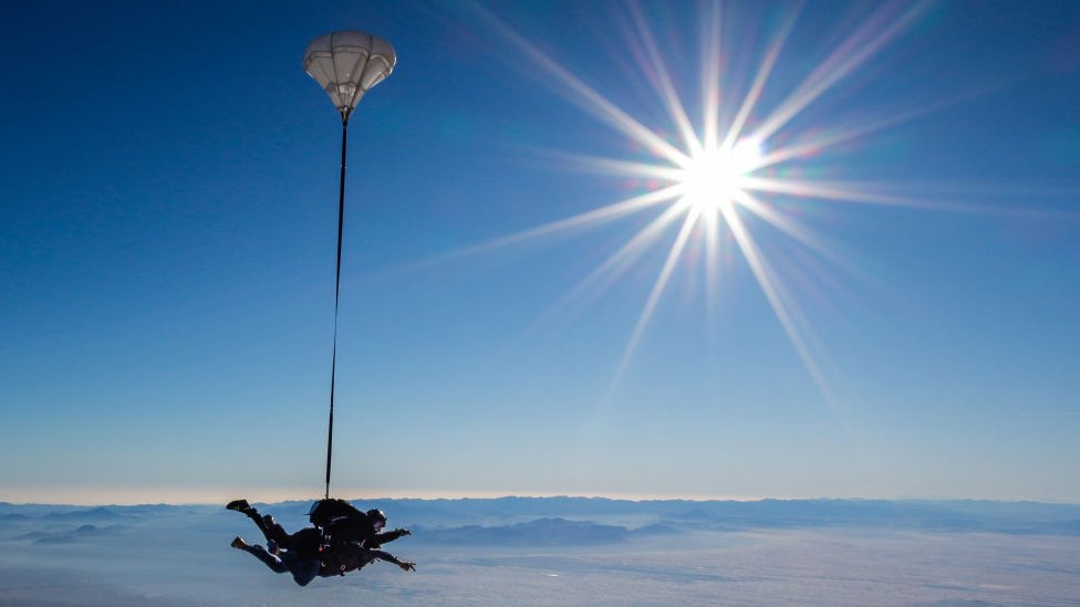 Generička fotografija padobranca u vazduhu