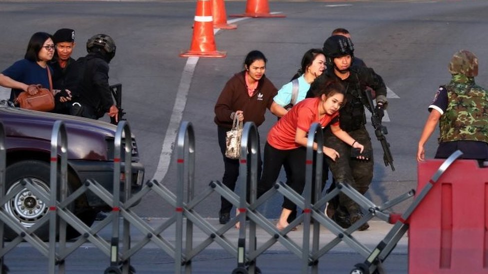 Силы безопасности Таиланда эвакуируют людей из торгового центра Terminal 21 в Накхонратчасиме. Фото: 9 февраля 2020 г.