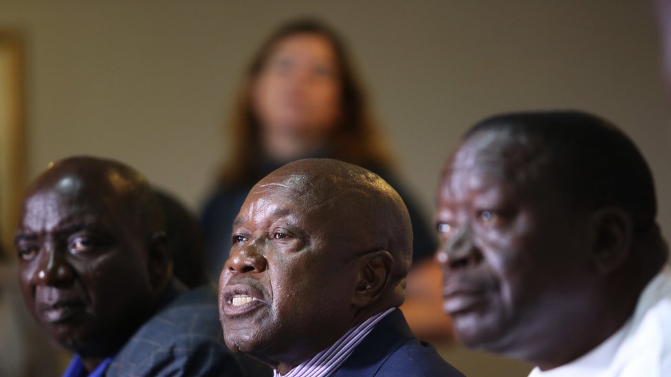Christopher Mutsvanga (c), presidente de la histórica Asociación de Veteranos, también se ha manifestado en contra de la permanencia en el poder de Mugabe. El presidente y otros dos miembros de la Asociación de Veteranos.