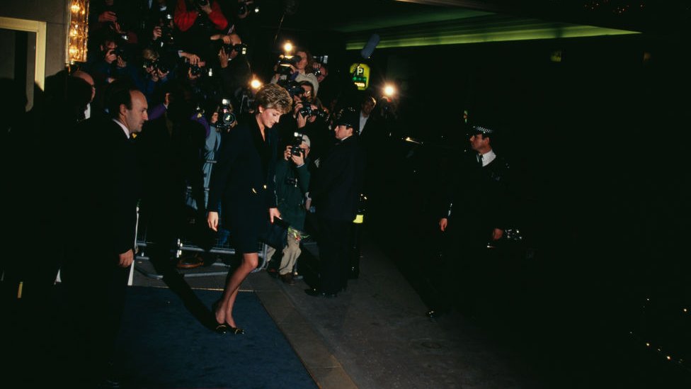 Fotógrafos esperando a la Princesa Diana
