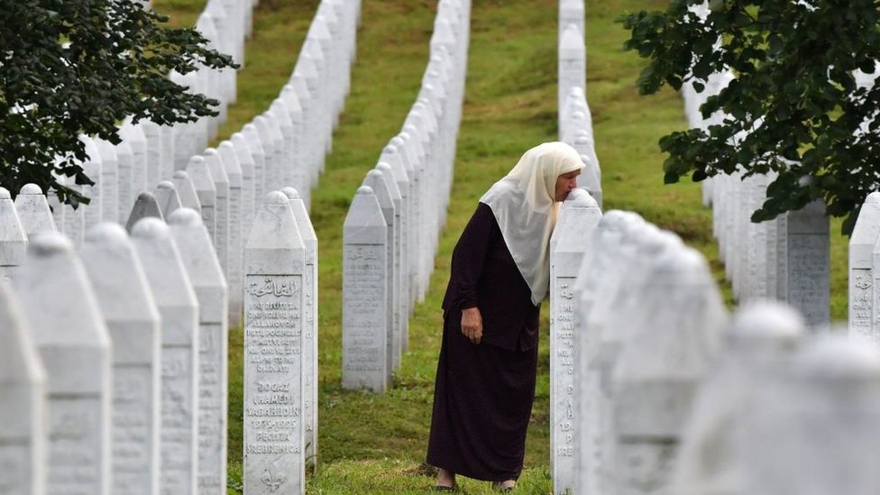 Выжившая в Сребренице целует надгробие своего сына