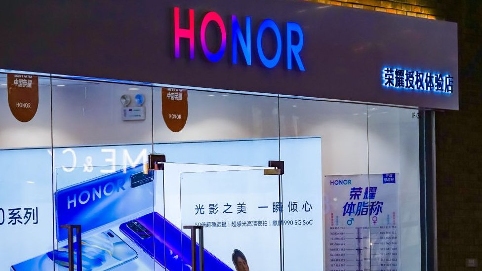 Китайский производитель смартфонов Huawei продает бюджетный бренд Honor, ориентированный на молодежь.