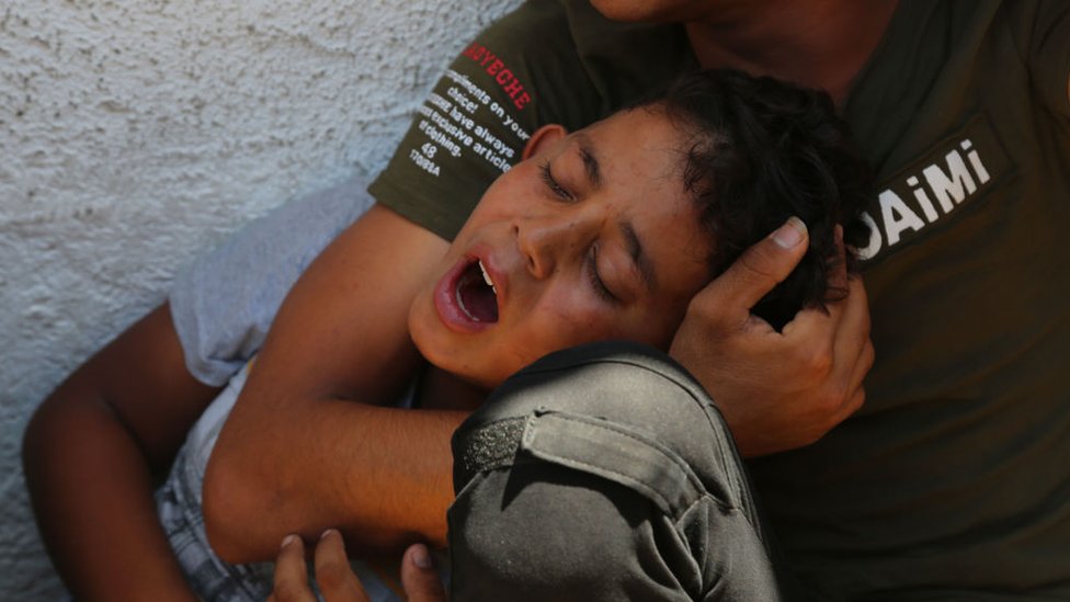 Niño palestino llorando tras perder a familiares durante un ataque de Israel en 2018.