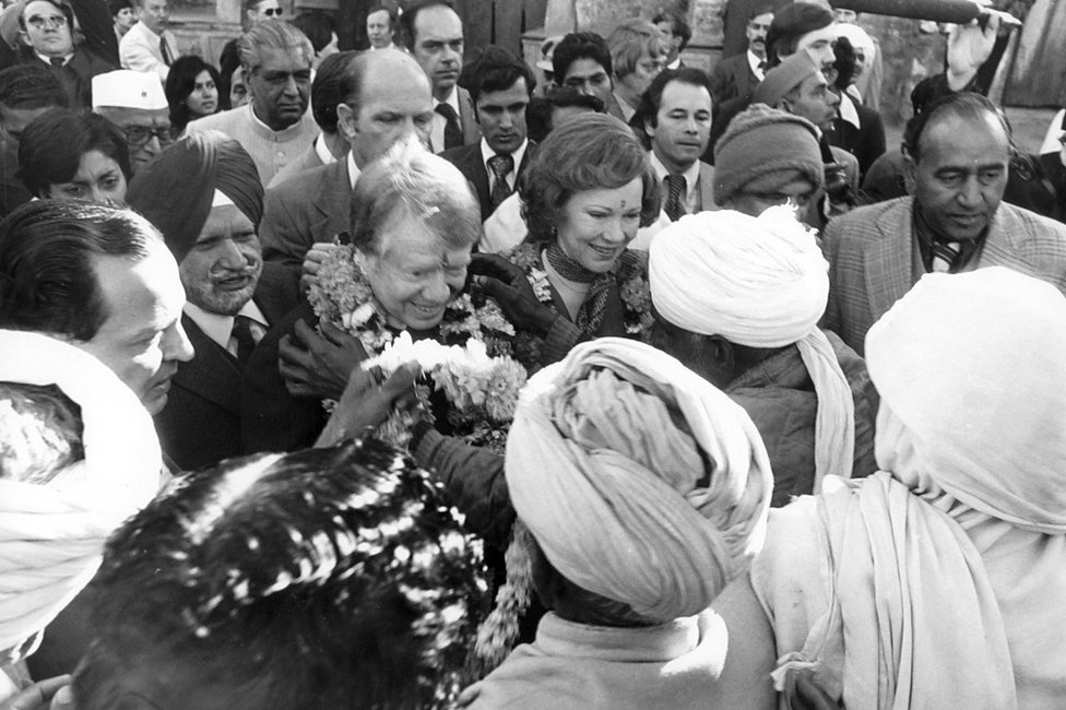 Джимми Картера приветствуют жители деревни Картерпури