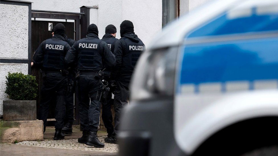 Полиция совершает рейд на объект недвижимости в районе Визельбах города Эрфурт, восточная Германия, в связи с запретом неонацистской группировки Combat 18, 23 января 2019 г.