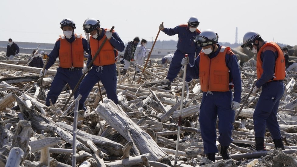 Brigada fazendo buscas por desaparecidos em terremoto de 2011