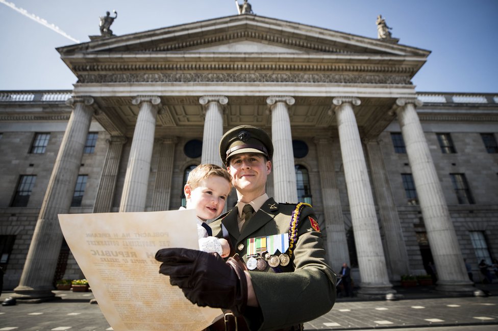 Капитан Пол Конлон и его сын Шонан у здания GPO в Дублине