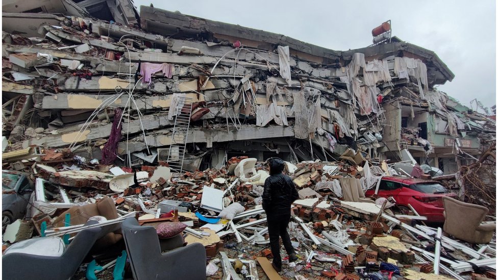 Edificio hundido en el terremoto de Turquía.