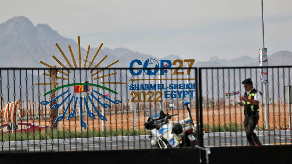 الشرطة المصرية تؤمن مركز شرم الشيخ الدولي للمؤتمرات، خلال مؤتمر المناخ كوب 27 في المدينة المطلة على البحر الأحمر