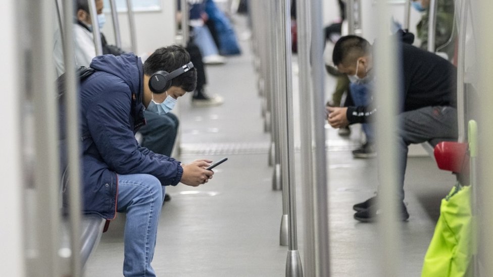 Çin'in Guangzhou şehrindeki yolcular metroda maske takıyor