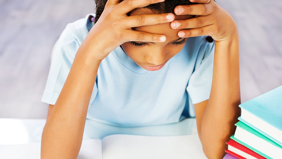 niña estudiando