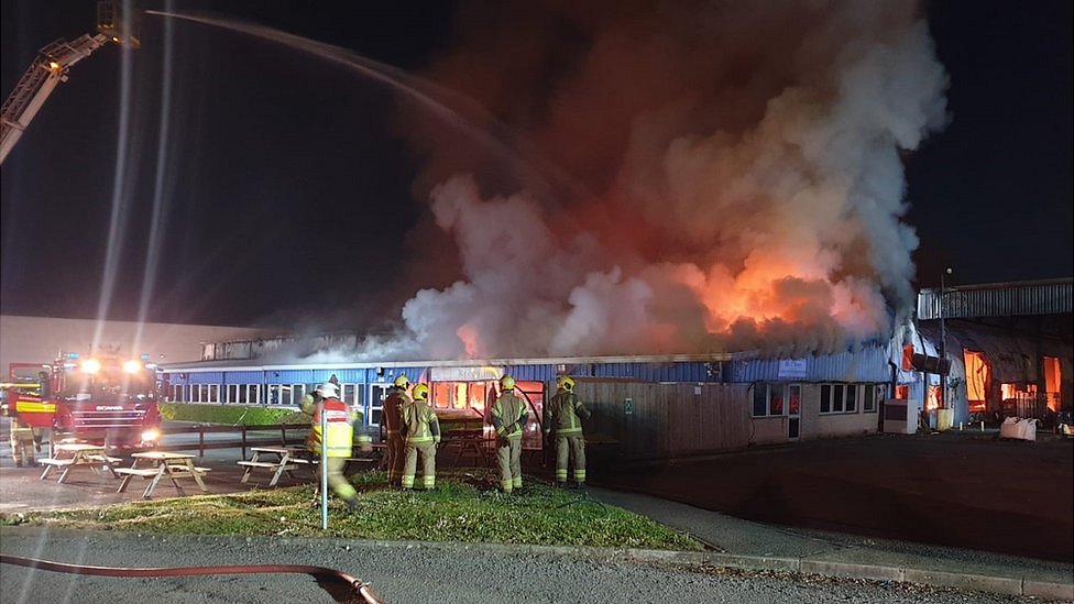 Firefighters tackle major Northampton warehouse blaze - BBC News