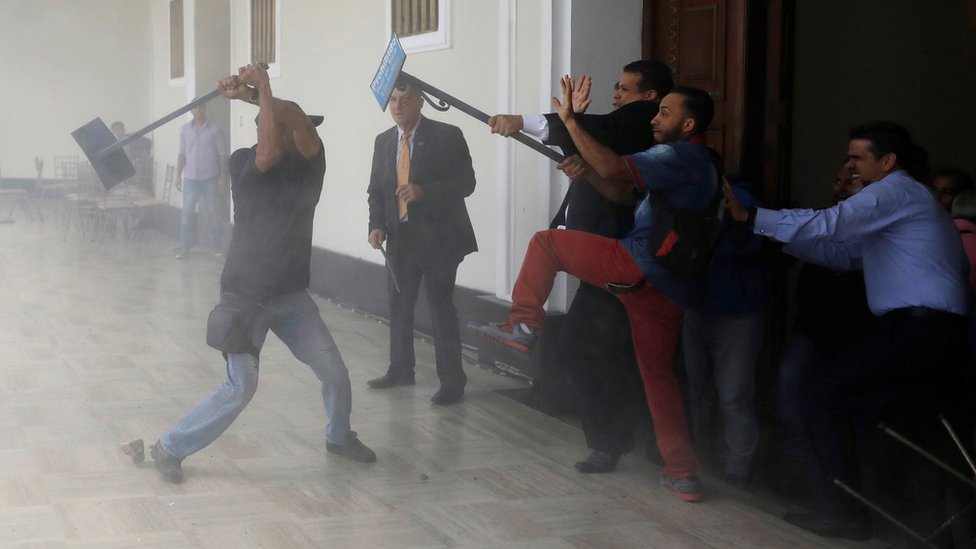 Los simpatizantes, armados sobre todo con piedras y palos, entraron a la sede de la Asamblea Nacional después de haberla tenido rodeada y haber estado lanzando cohetes a los jardines. Enfrentamiento en la Asamblea Nacional