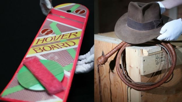 Topi fedora Harrison Ford dari film The Indiana Jones films dan papan luncur Marty McFly di Back To The Future II .