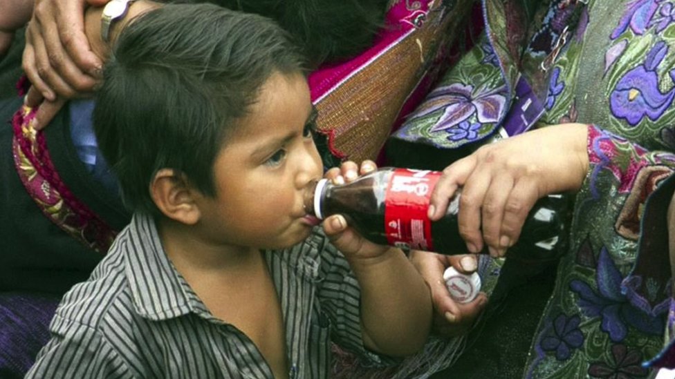 Niño de Chiapas bebiendo un refresco