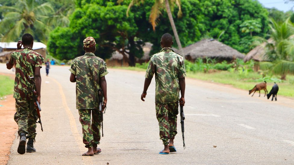 Солдаты патрулируют Мозамбик