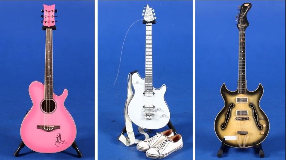 Некоторые гитары выставлены на аукцион