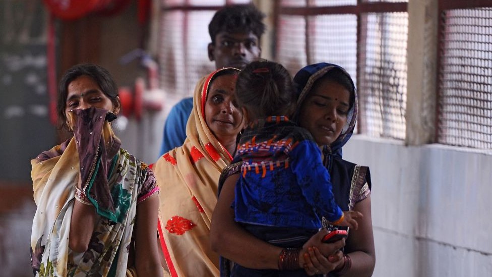Родственники из Индии оплакивают смерть своих детей в больнице Баба Рагхав Дас в Горакхпуре.
