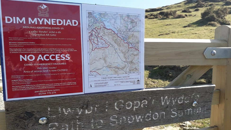 Нет доступа - Тусклый знак Минедиада на пути к Сноудону во время изоляции от COVID-19 в Уэльсе