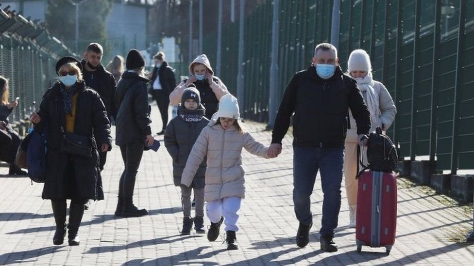 Muchos ucranianos intentan escapar a través de la frontera con Polonia