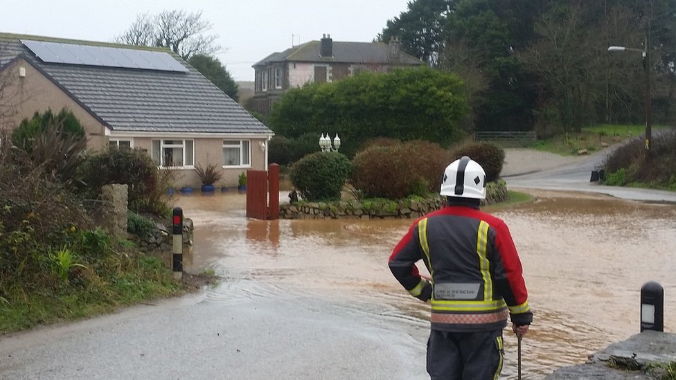 Наводнение возле дома в Хейле, Корнуолл