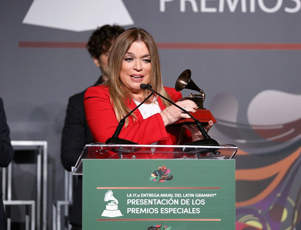 Ednita Nazario receives the Latin Grammy