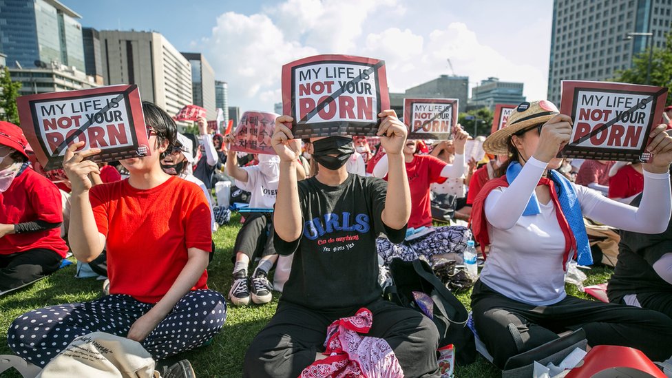Южнокорейские женщины протестуют в Сеуле против шпионских камер