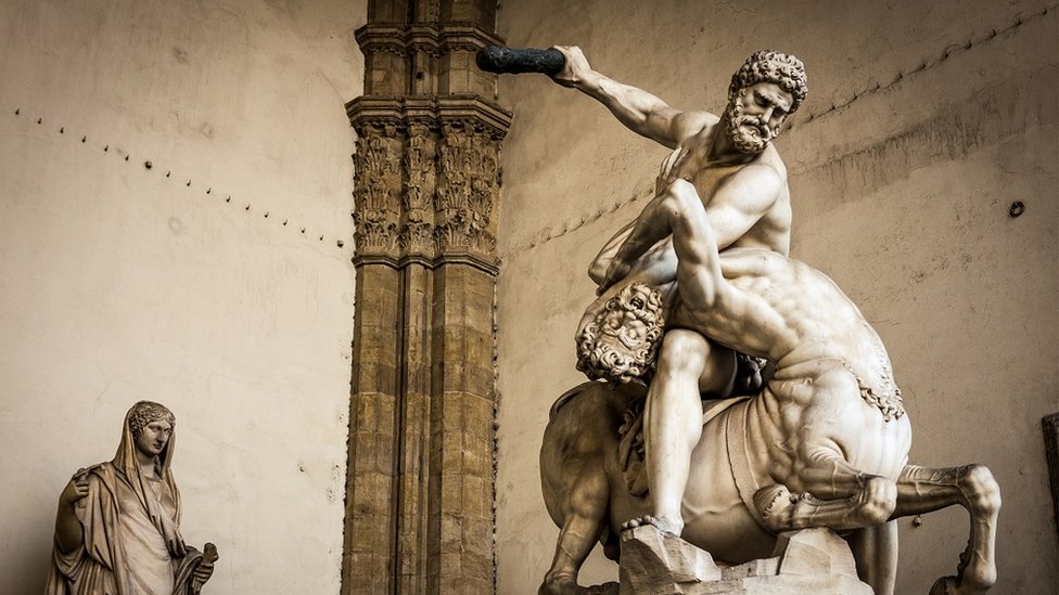 Hércules dominando al centauro Neso en una escultura de mármol creada por Giambologna (1598), en Florencia, Italia