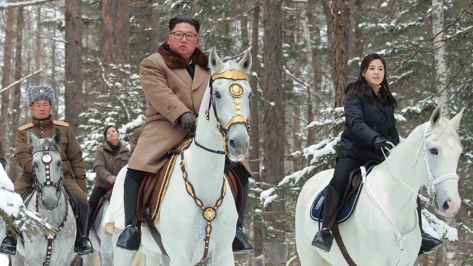На недатированной фотографии, опубликованной официальным корейским центральным информационным агентством Северной Кореи (KCNA) 4 декабря 2019 года, северокорейский лидер Ким Чен Ын (C) верхом на лошади посещает места сражений на горе Пэкту, Рянган