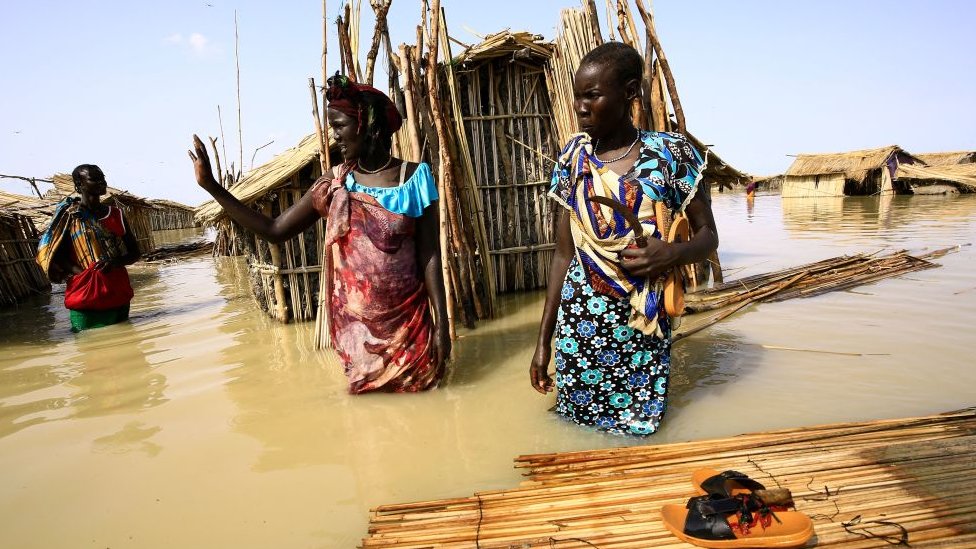 Refugiadas sursudanesas intentan reparar su cabaña destrozada por las fuertes lluvias en el sur de Sudán, el 14 de septiembre de 2021.