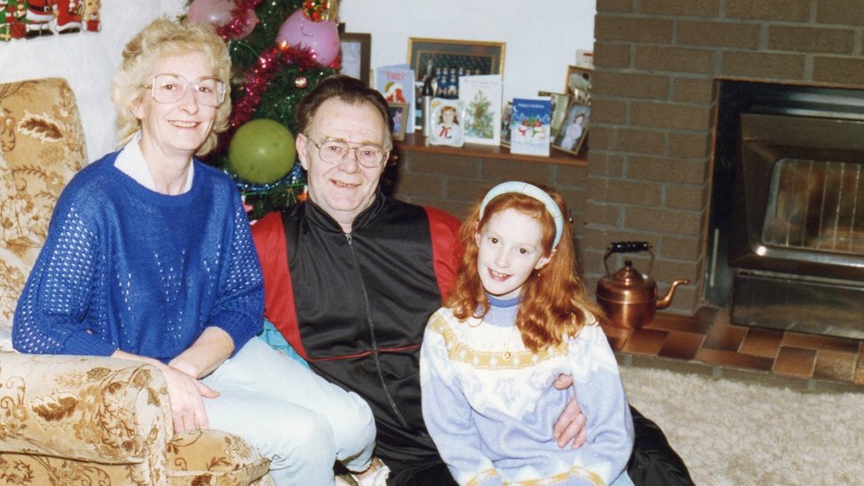 Michelle con sus abuelos.