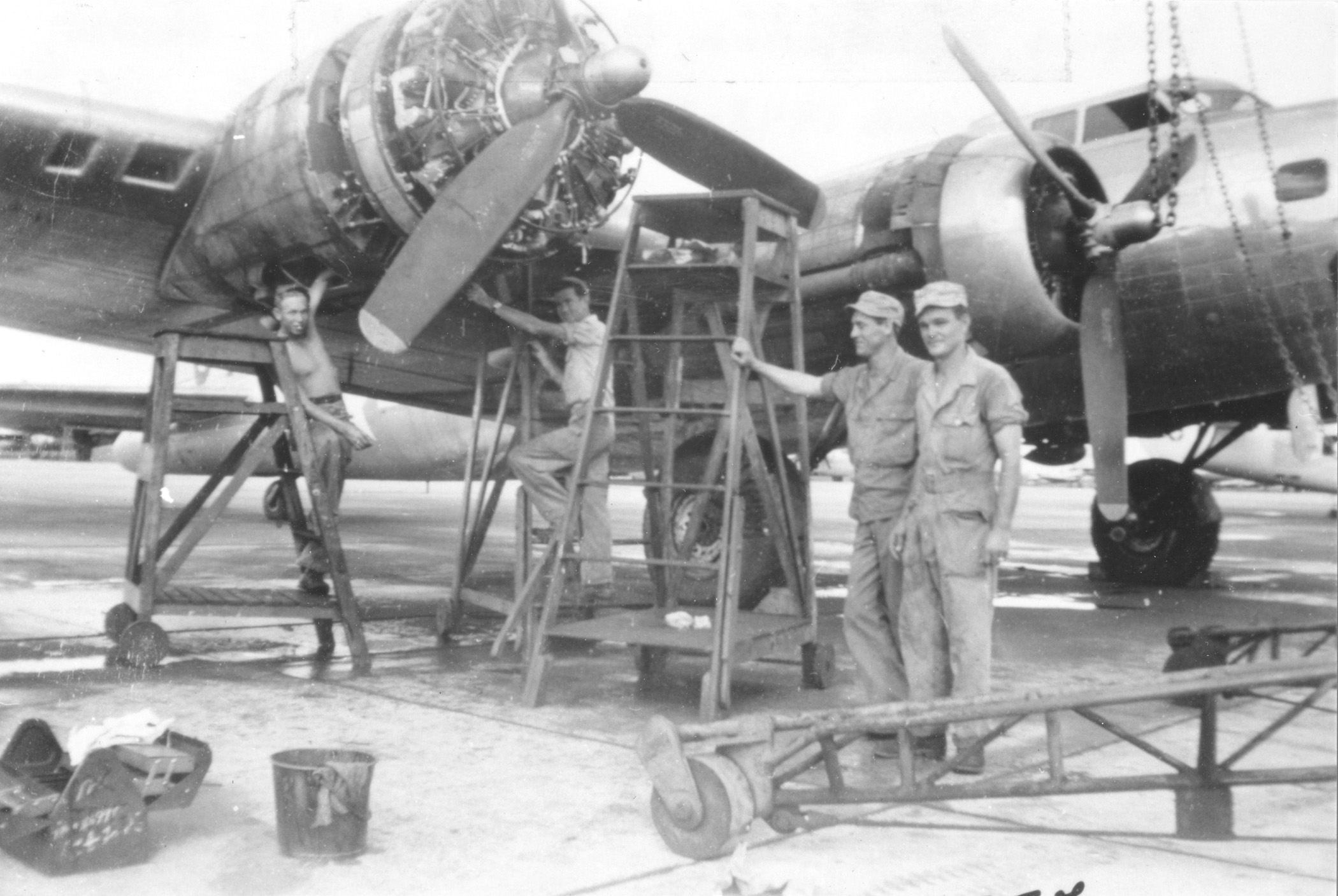 Las pruebas del revolucionario aparato se hicieron en un pueblo de algo más de 700 habitantes en Estados Unidos. Los soldados trabajando en un avión en la base aérea de Boca Ratón (Foto: cortesía del Boca Raton Historical Society and Museum)