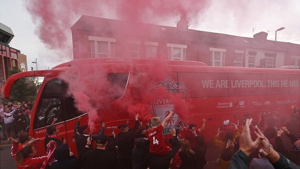 Болельщики «Ливерпуля» аплодируют автобусу команды