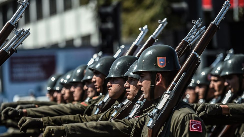 Турецкие солдаты маршируют на военном параде