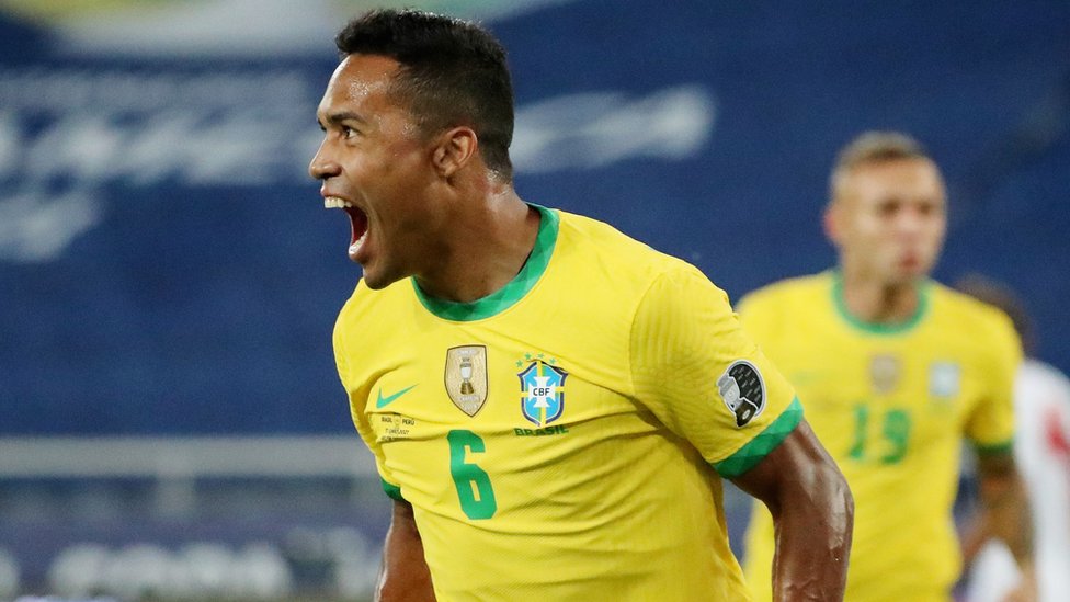 Alex Sandro celebra el primer gol de Brasil