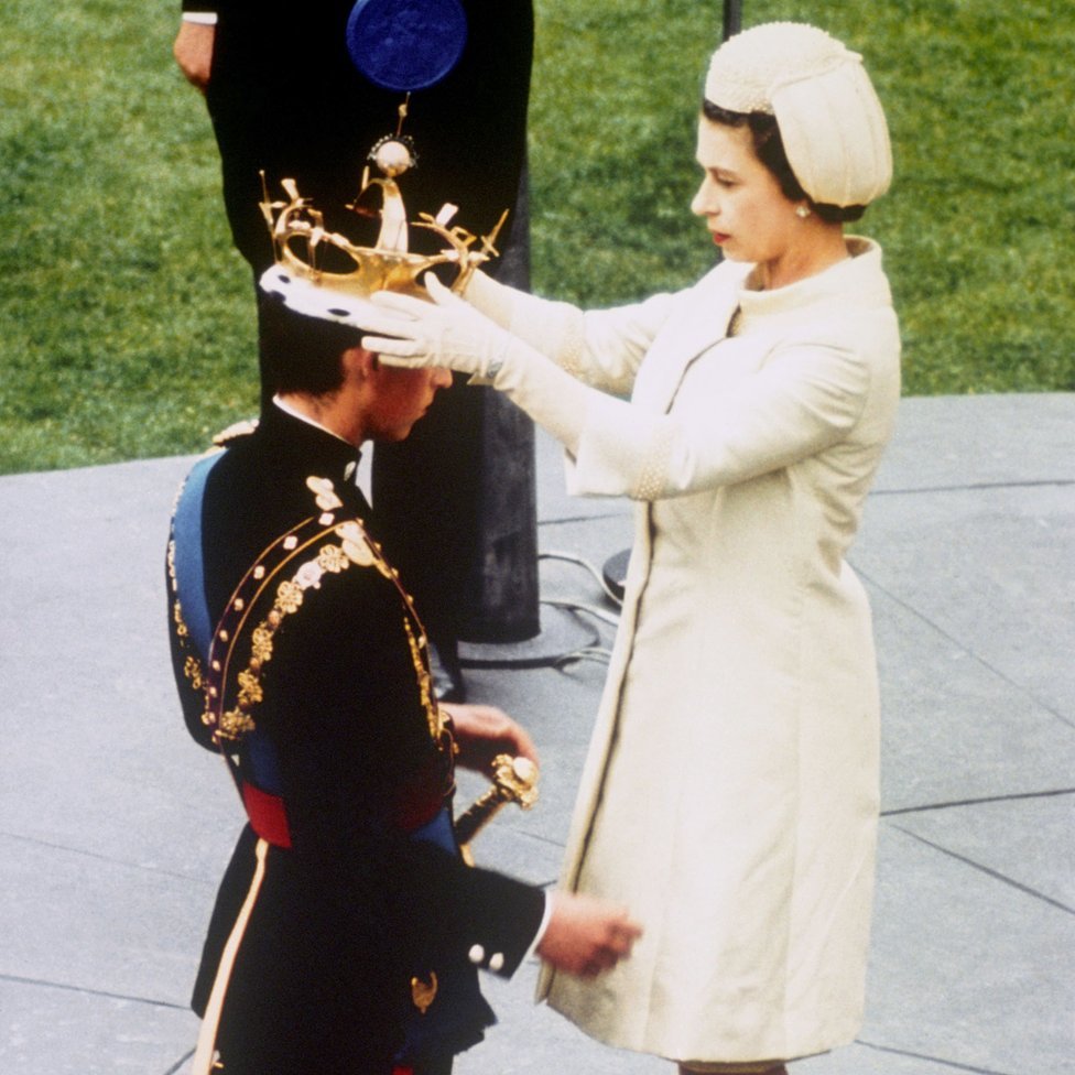 La reina Isabel II inviste formalmente a su hijo, el príncipe Carlos, con la Corona del Príncipe de Gales durante una ceremonia en el Castillo de Caernarfon en Cardiff.