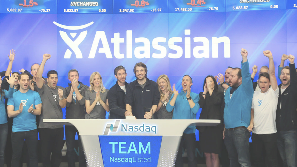 Los cofundadores de Atlassian, Mike Cannon-Brookes y Scott Farquhar, tocan la campana en Nasdaq.