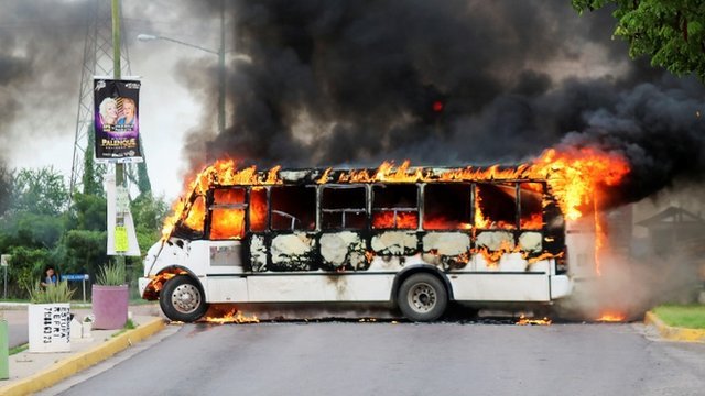 Autobús ardiendo en Culiacán Autobús ardiendo en Culiacán