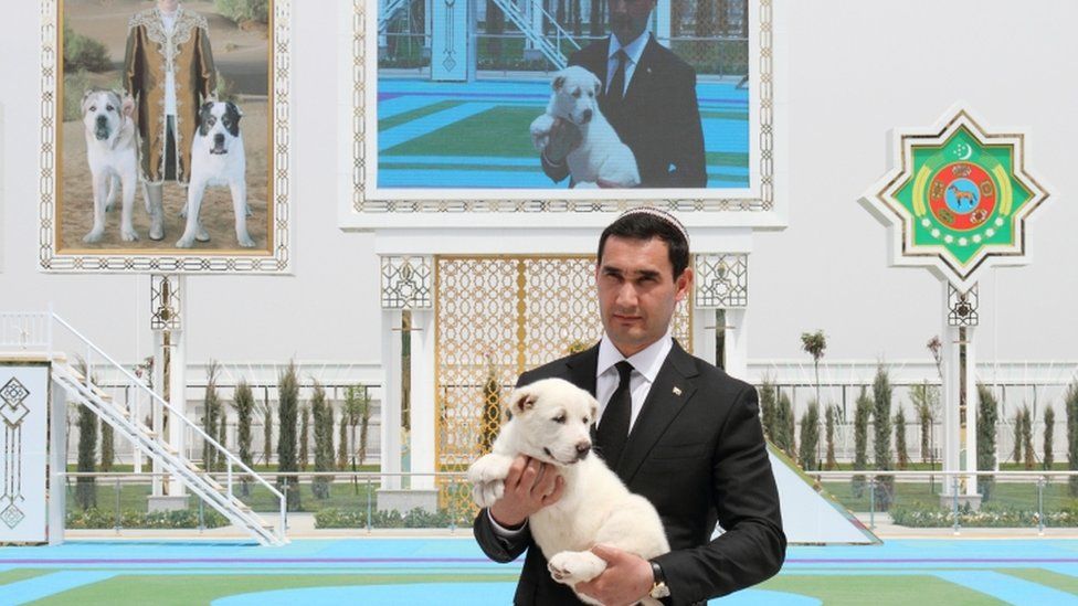 رجل يحمل كلبا من فصيلة آلاباي التركمانية