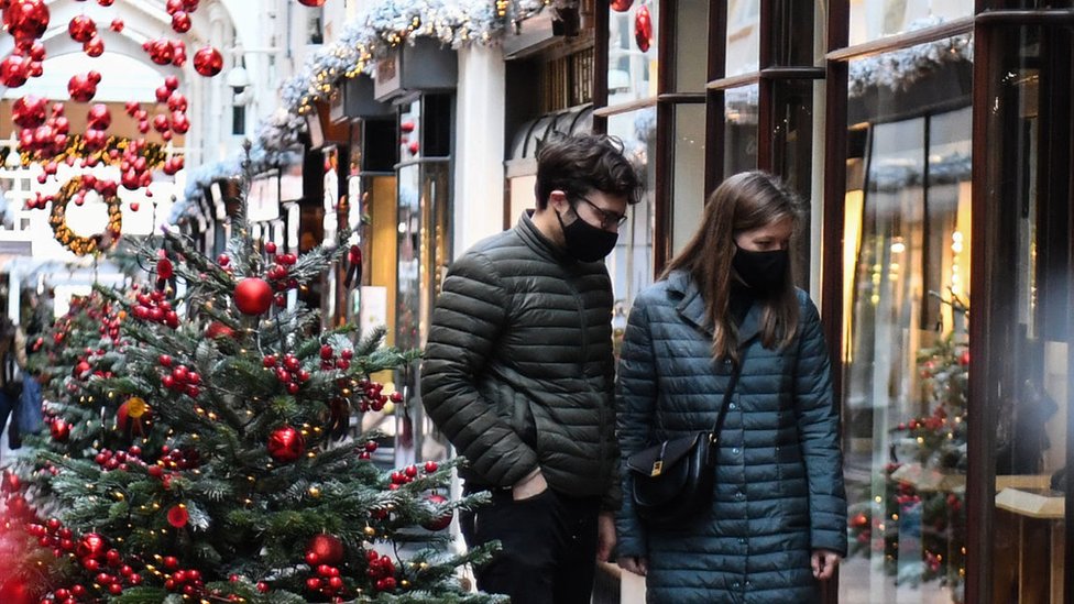 Два человека в масках в почти пустой Burlington Arcade в Лондоне