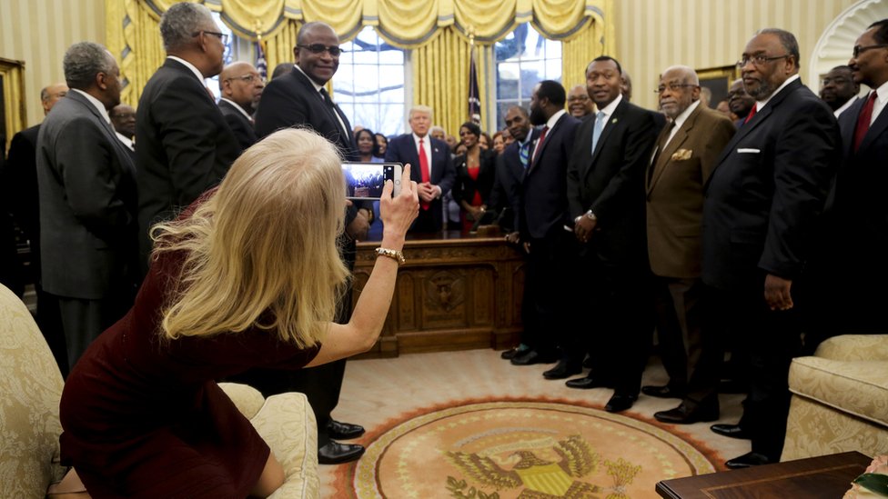 Келлиэнн Конвей делает снимок, когда президент США Дональд Трамп встречается с руководителями колледжей и университетов, которые исторически были черными, 27 февраля 2017 г.
