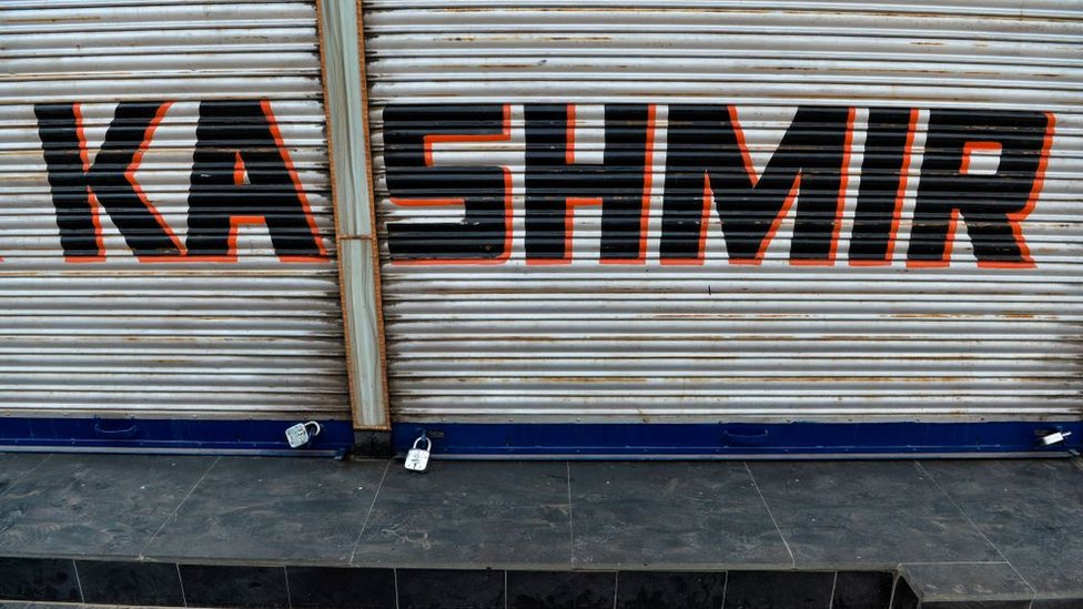 Закрытый магазин во время комендантского часа в Шринагаре 7 августа 2019 года.