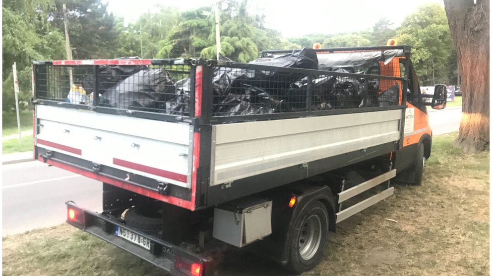 Kamion Gradske čistoće prenosi prikupljenu plastiku