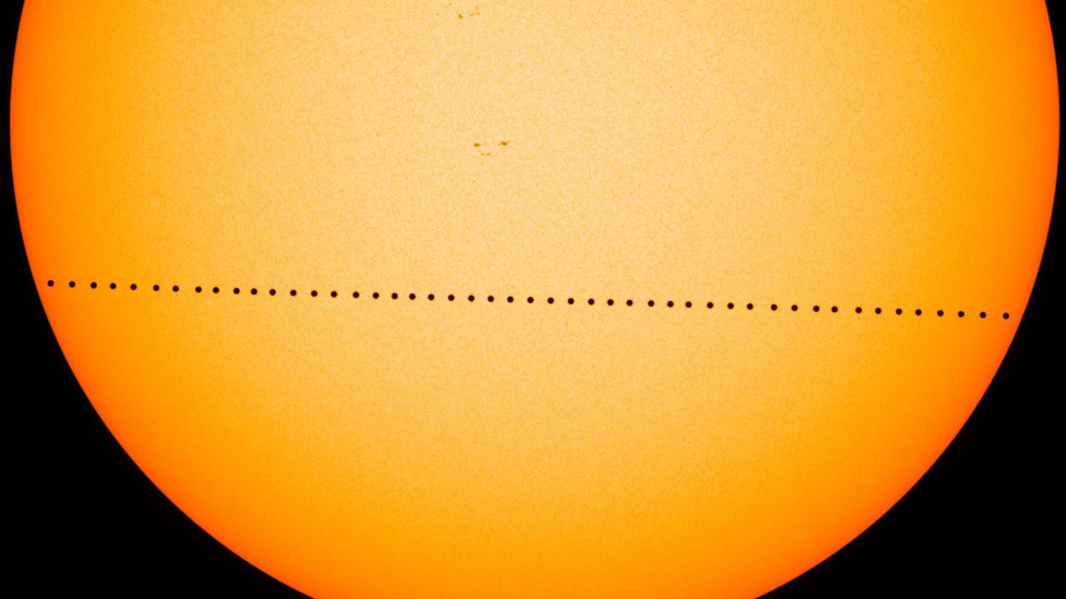 Tránsito de Mercurio en el que puede verse el recorrido de un punto negro frente al disco solar en 2016