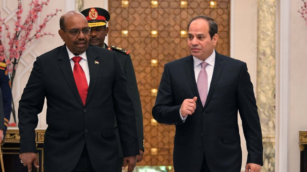الرئيس المصري عبد الفتاح السيسي ونظيره السوداني عمر البشير