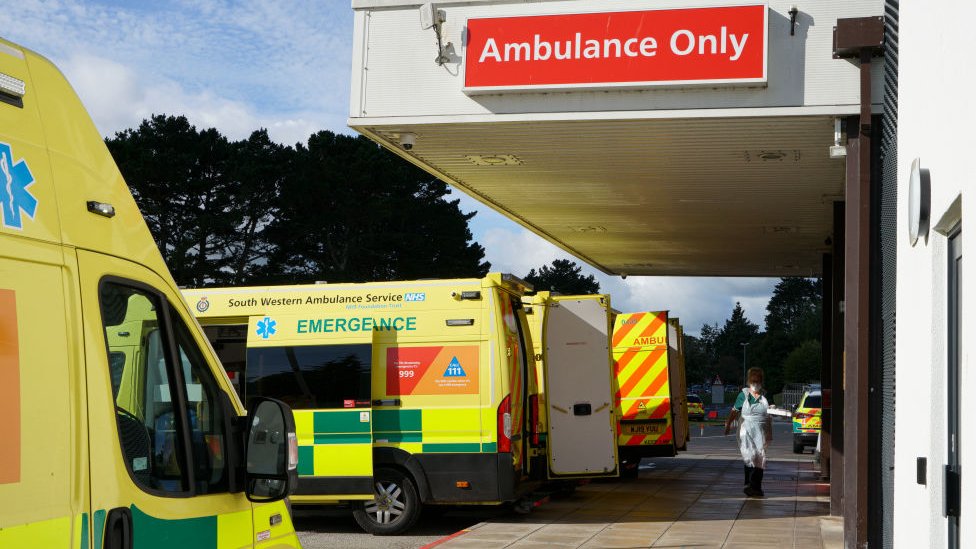 İngiltere'de Covid: Bilim Heyeti hükümeti, 'Önlemler artırılmazsa hastaneye kaldırılanların sayısında önemli artış olabilir' diyerek uyardı
