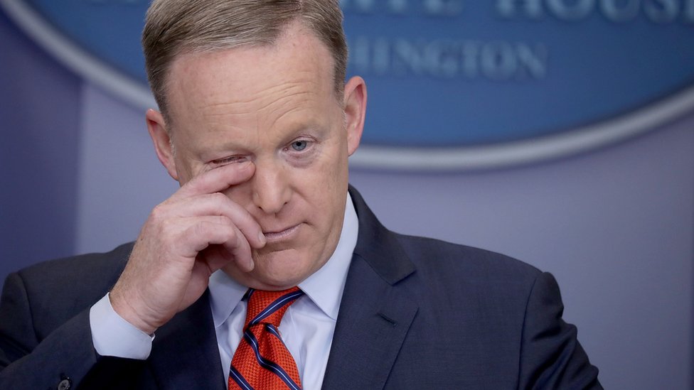 Sean Spicer fue duramente criticado por decir que Hitler no usó armas químicas durante la Segunda Guerra Mundial. Sean Spicer en conferencia de prensa.