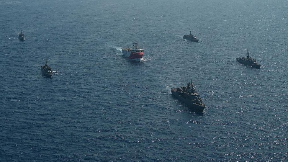 Орук Рейс в сопровождении кораблей ВМС Турции отправляется в Средиземное море у берегов Антальи, Турция, 10 августа 2020 г.