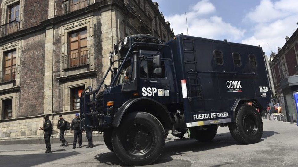 Грузовик мексиканского секретаря общественной безопасности патрулирует по периметру закрытого для движения транспорта во время съемок сцен фильма «Годзилла, король монстров» в историческом центре Мехико 20 августа 2017 года