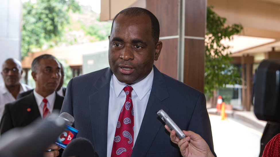 El primer ministro de Dominica, Roosevelt Skerrit, calificó de "devastación generalizada" los efectos de María sobre la isla y pidió ayuda internacional. El primer ministro de Dominica, Roosevelt Skerrit